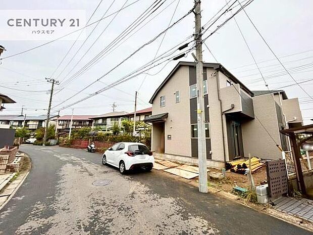 前面道路は6ｍ！陽当り良好な立地です。車庫入れが苦手な方も安心ですね。