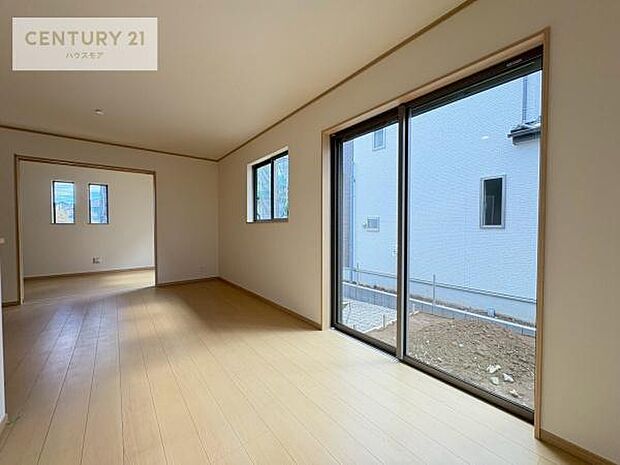 大きな窓からたっぷりの陽ざしが入る明るいリビング。開放感のあるリビングで家族団らんのくつろぎの時間を過ごせます。