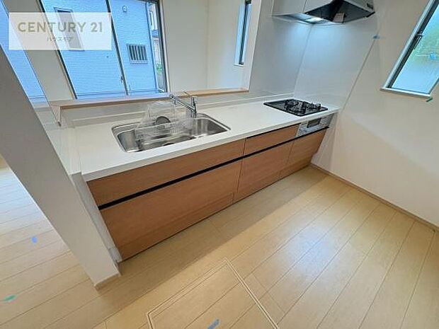 大人気の対面式システムキッチンを採用しています！ご家族のコミュニケーションが自然と増える設計です。お子様にも目が届くので嬉しいですね。広々使えて快適に作業が進みます。