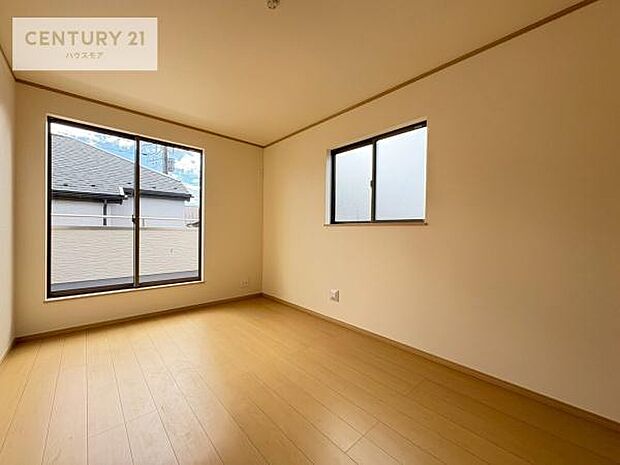 バルコニーに面している洋室です。明るく温もりがあり、換気もしっかりできます！朝起きて、外に出て背伸びをしつつ深呼吸をし良い朝を迎え入れることが出来そうですね！