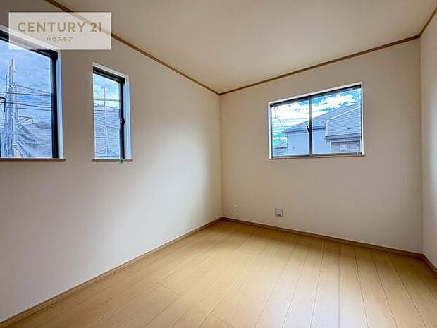 掃き出し窓がないお部屋は、お子様のお部屋としても安心です！収納スペースも充実しているので散らかったお部屋をサッと片付けられます！