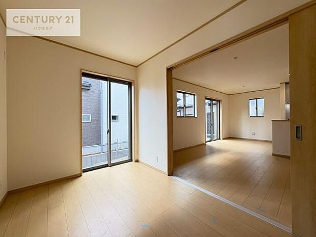 洋室は子供部屋や寝室、色々と用途多彩に利用できますね。収納力もたっぷりなので、広々気持ちよく過ごすことができます。