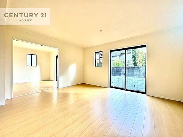 大きな窓からたっぷりの陽ざしが入る明るいリビング。開放感のあるリビングで家族団らんのくつろぎの時間を過ごせます。