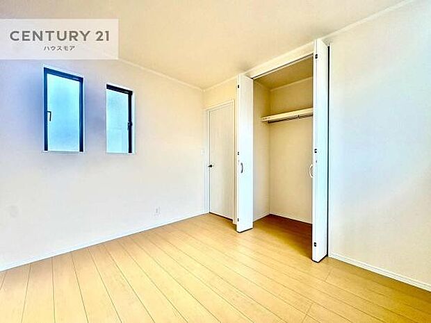 掃き出し窓がないお部屋は、お子様のお部屋としても安心です！収納スペースも充実しているので散らかったお部屋をサッと片付けられます！