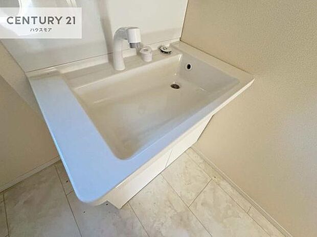 深い洗面台ボウルは、水が跳ねにくいのでお手入れが楽々！清潔感が保てます！キレイな洗面所で自分磨きのモチベーションが上がりますね！