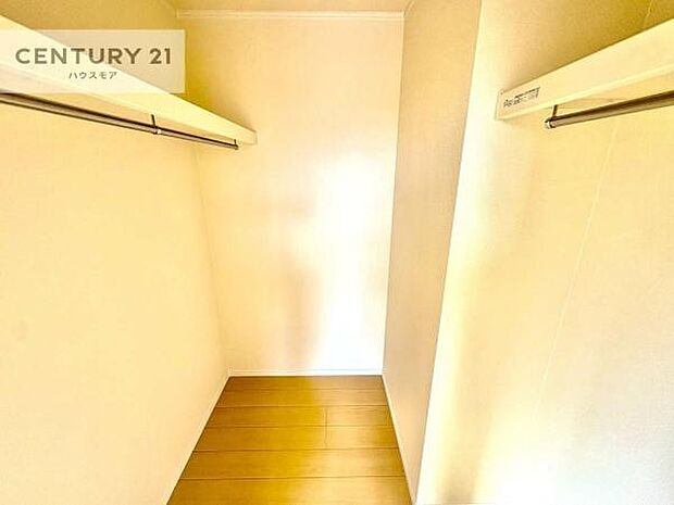 ウォークインクローゼット付きです。たくさんのお洋服などを収納しておけそうですね！他にも扇風機や加湿器など季節物の大きな家電も収納できます。