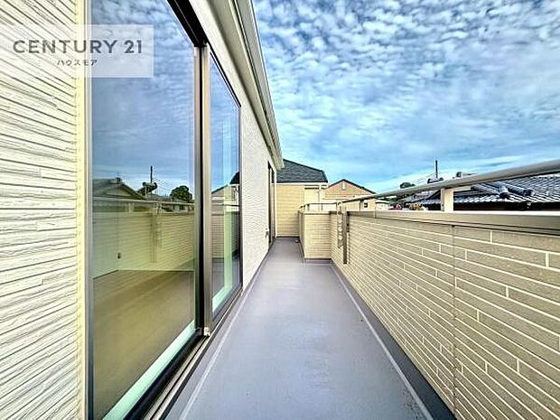 陽当たり良好なバルコニーです！晴れた日には青い空を見渡せる開放的な時間を楽しめます。