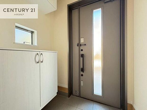 シューズボックス付きなので、玄関が片付きお掃除がしやすいです！スッキリした玄関で戸を開けた瞬間、清潔感のある心地いい空間が出迎えてくれます。