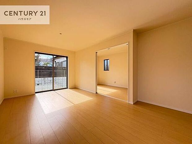 大きな窓からたっぷりの陽ざしが入る明るいリビング。開放感のあるリビングで家族団らんのくつろぎの時間を過ごせます。