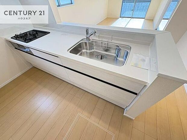 大人気の対面式システムキッチンを採用しています！ご家族のコミュニケーションが自然と増える設計です。お子様にも目が届くので嬉しいですね。広々使えて快適に作業が進みます。