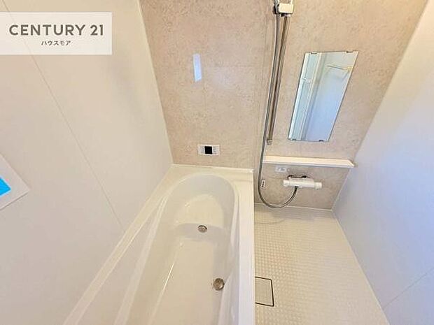 白を基調とした清潔感のあるバスルーム！快適なバスタイムが送れます！1日の疲れをしっかりと癒してくれる素敵なリラクゼーション空間になりそうですね。