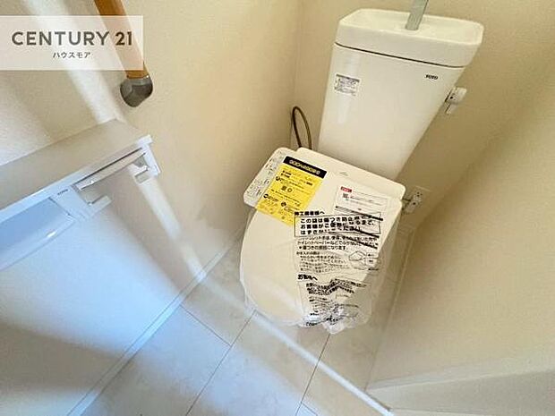 1・2階にトイレがございます！朝の忙しい時間帯も待たずにすみそうですね。白を基調とした清潔感のあるトイレでお手入れがしやすいです！