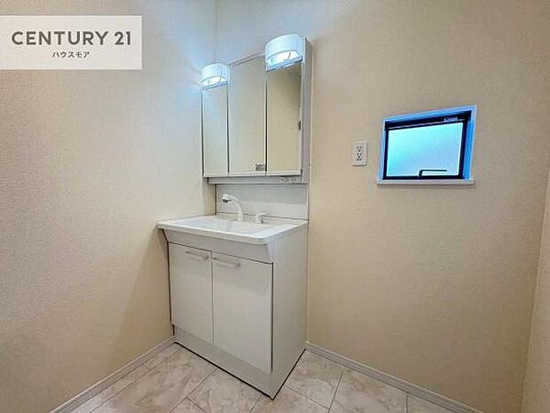 小窓付きの明るい洗面室です！湿気もすぐに入れ替えができて清潔に保つことができます！自然光が差し込むのでお化粧の仕上がりも良くなりますね！