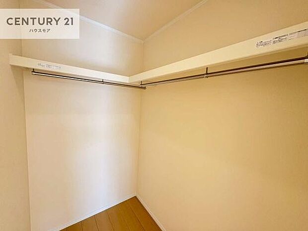 ウォークインクローゼット付きです。たくさんのお洋服などを収納しておけそうですね！他にも扇風機や加湿器など季節物の大きな家電も収納できます。