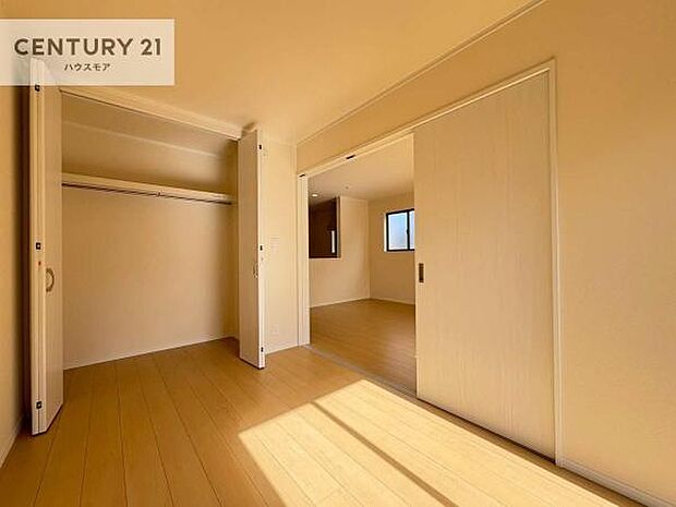 洋室は子供部屋や寝室、色々と用途多彩に利用できますね。収納力もたっぷりなので、広々気持ちよく過ごすことができます。