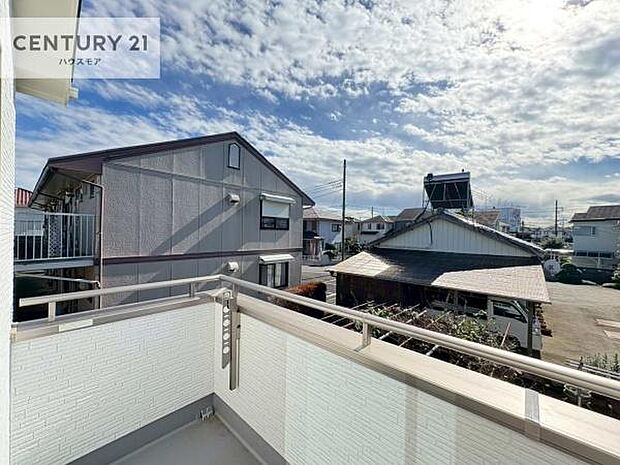 晴れた日には青い空を見渡せる開放的な時間を楽しめます。気持ちの良い風が通り抜ける街並みです！