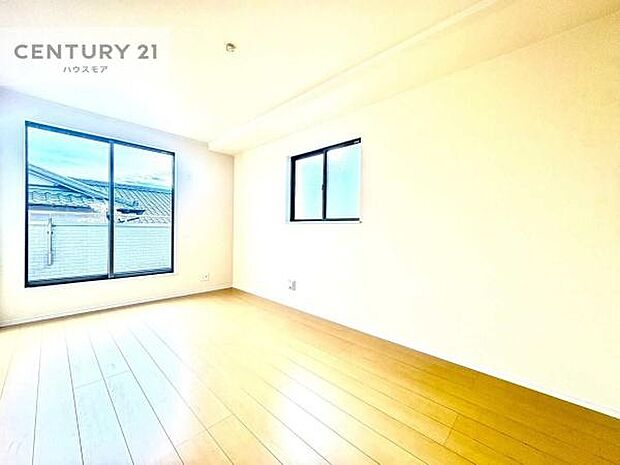 バルコニーに面した洋室。優しい光が差し込む洋室は、朝の目覚めも気持ちが良さそうですね。おうち時間もゆったりと過ごすことができます。