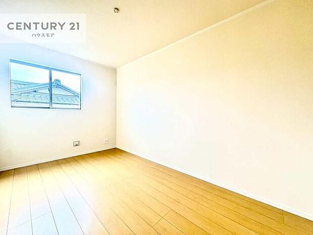 掃き出し窓がないお部屋は、お子様のお部屋としても安心です！収納スペースも充実しているので散らかったお部屋をサッと片付けられます！