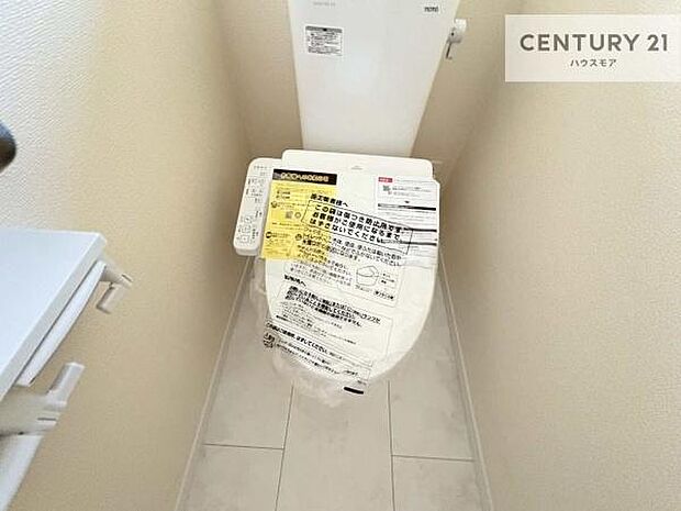 1・2階にトイレがございます！朝の忙しい時間帯も待たずにすみそうですね。白を基調とした清潔感のあるトイレでお手入れがしやすいです！