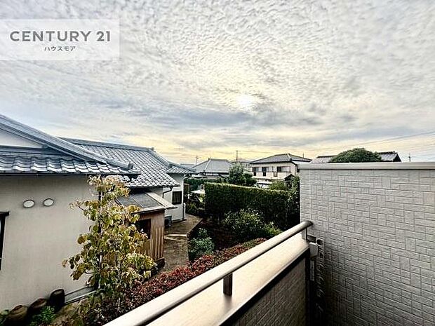 落ち着きある住宅街です！周囲には高い建物がなく、空が広く開放感があり、陽当たりを大きく遮られることもありません！気持ちの良い風が通り抜ける街並みです！