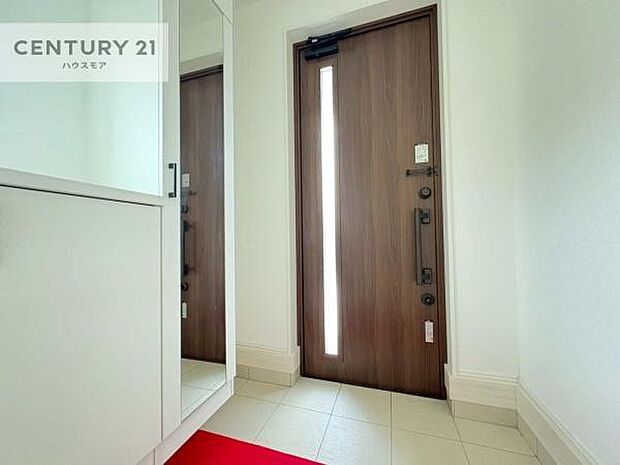 シューズボックス付きなので、玄関が片付きお掃除がしやすいです!スッキリした玄関で戸を開けた瞬間、清潔感のある心地いい空間が出迎えてくれます。