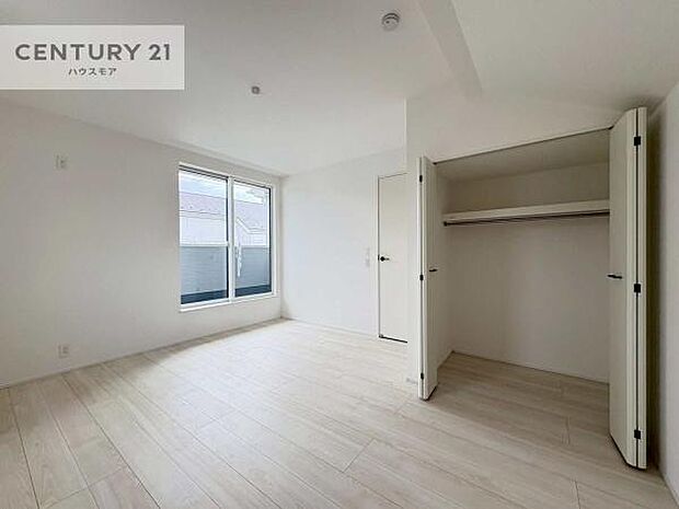 優しい光が差し込む洋室は、朝の目覚めも気持ちが良さそうですね。おうち時間もゆったりと過ごすことができます。