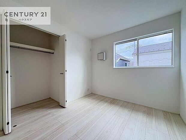 掃き出し窓がないお部屋は、お子様のお部屋としても安心です!収納スペースも充実しているので散らかったお部屋をサッと片付けられます!