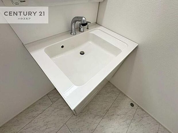 深い洗面台ボウルは、水が跳ねにくいのでお手入れが楽々!清潔感が保てます!キレイな洗面所で自分磨きのモチベーションが上がりますね!