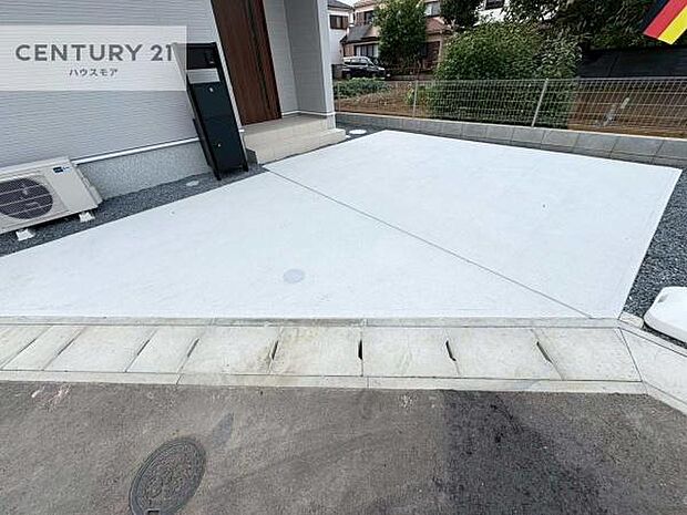 駐車スペースは2台分あります!セカンドカーはもちろん、バイクや自転車なども置き場所に困りません。