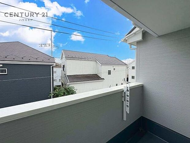 落ち着きある住宅街です!周囲には高い建物がなく、空が広く開放感があり、陽当たりを大きく遮られることもありません!気持ちの良い風が通り抜ける街並みです!