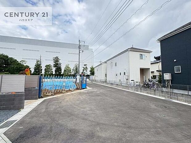 前面道路は5m!陽当り良好な立地です。車庫入れが苦手な方も安心ですね。