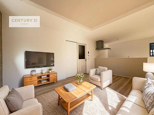 家具はCGパースです。心地良いリビングは家族が自然と集まります。家族団欒の時間が増えそうです。ご家族と、より一層充実した時間を過ごせそうですね。明るく開放的な空間です。