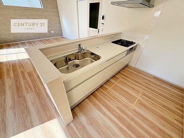 大人気の対面式システムキッチンを採用しています！ご家族のコミュニケーションが自然と増える設計です。お子様にも目が届くので嬉しいですね。広々使えて快適に作業が進みます。