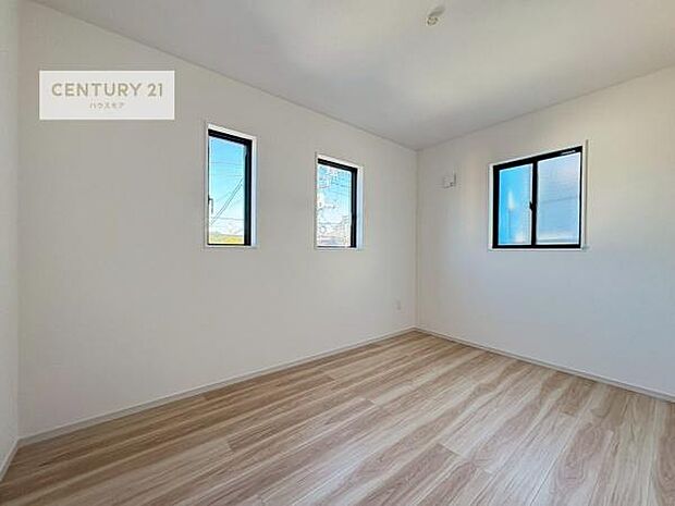 洋室は子供部屋や寝室、色々と用途多彩に利用できますね。収納力もたっぷりなので、広々気持ちよく過ごすことができます！