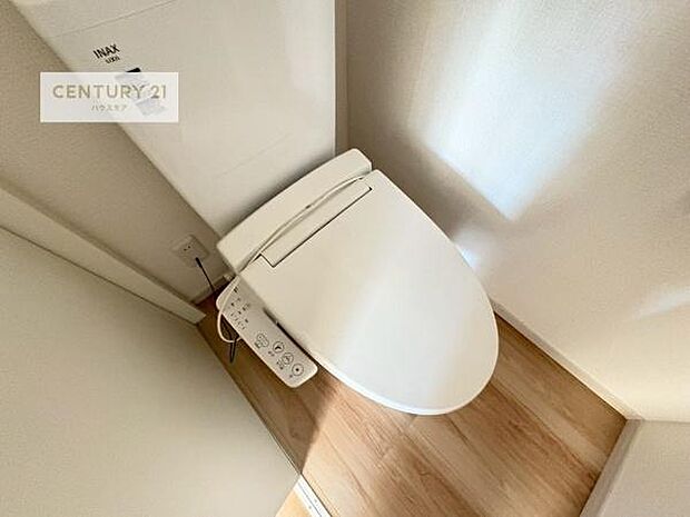 温水洗浄便座につき、冬場は便座が暖かくできるので冷たい便座に座らずに済む嬉しい仕様です！シンプルなカラーを基調としているので、お手入れがしやすいです。