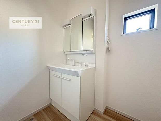 三面鏡仕様の洗面所は、身だしなみがしやすい造り！裏は収納になっています。ドライヤーやお化粧道具を片付けられるので洗面台周りをスッキリと見せることが出来ます！