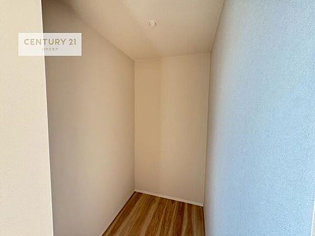 ウォークインクローゼット付きです。たくさんのお洋服などを収納しておけそうですね！他にも扇風機や加湿器など季節物の大きな家電も収納できます。