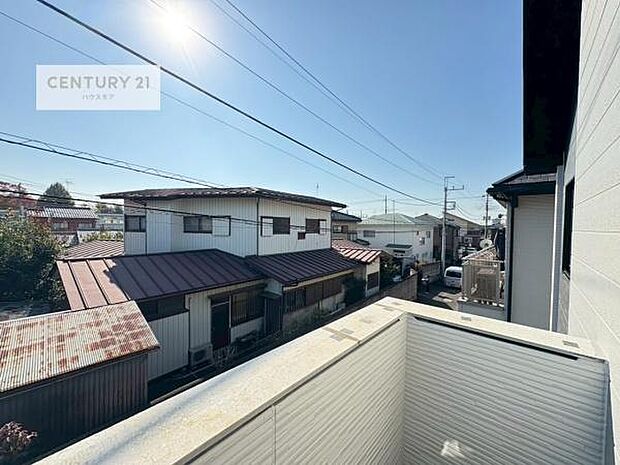 南向きの明るいバルコニーは広々としていて開放感があります！