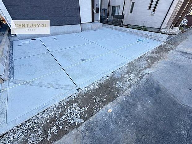 駐車スペースは2台分あります！セカンドカーはもちろん、バイクや自転車なども置き場所に困りません。