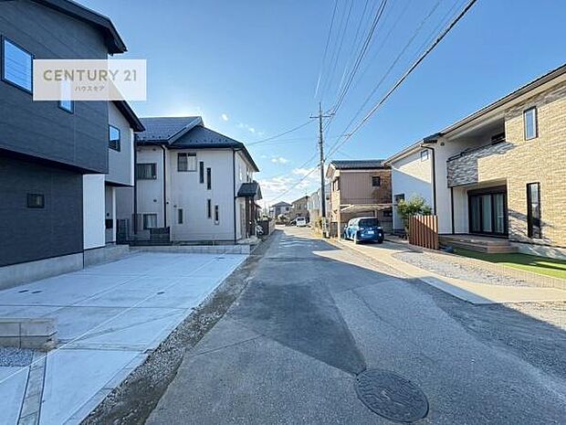 前面道路は4.8ｍ×4ｍ！陽当り良好な立地です。車庫入れが苦手な方も安心ですね。