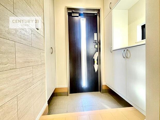 シューズボックス付きなので、玄関が片付きお掃除がしやすいです！スッキリした玄関で戸を開けた瞬間、清潔感のある心地いい空間が出迎えてくれます。