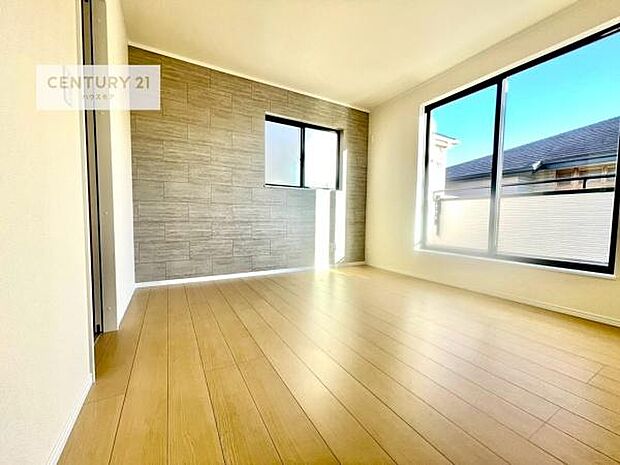 バルコニーに面している洋室です。明るく温もりがあり、換気もしっかりできます！朝起きて、外に出て背伸びをしつつ深呼吸をし良い朝を迎え入れることができます。