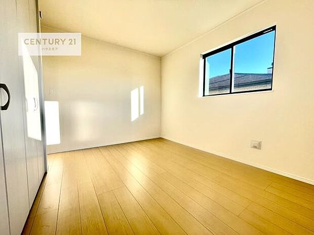 掃き出し窓がないお部屋は、お子様のお部屋としても安心です!収納スペースも充実しているので散らかったお部屋をサッと片付けられます!