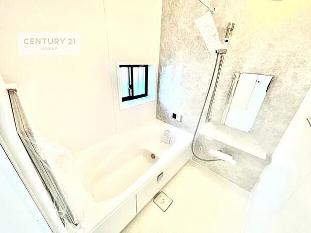 白を基調とした清潔感のあるバスルーム！快適なバスタイムが送れます！1日の疲れをしっかりと癒してくれる素敵なリラクゼーション空間になりそうですね。