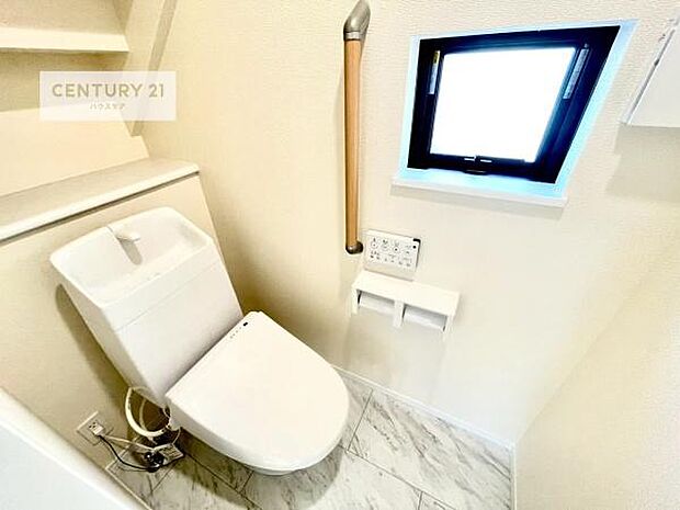 1・2階にトイレがございます!朝の忙しい時間帯も待たずにすみそうですね。白を基調とした清潔感のあるトイレでお手入れがしやすいです!