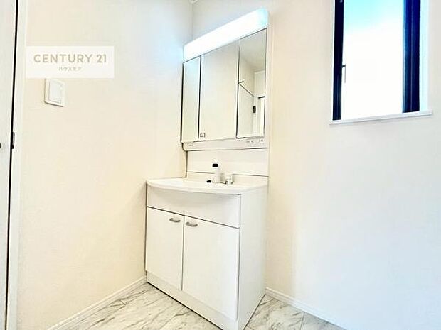 三面鏡仕様の洗面所は、身だしなみがしやすい造り！裏は収納になっています。ドライヤーやお化粧道具を片付けられるので洗面台周りをスッキリと見せることが出来ます！