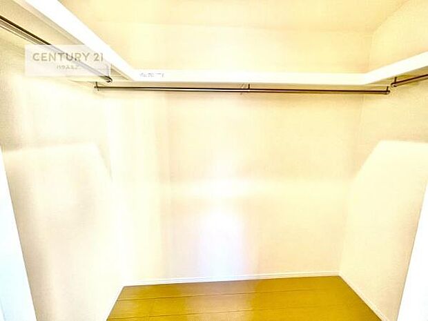 シューズインクローク付き！玄関収納が充実しています！靴だけでなくベビーカーや折り畳み自転車の収納にも！玄関周りがスッキリと片付きますね！