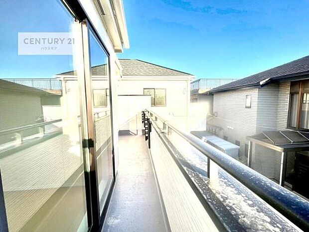 広々としたバルコニーで一日の始まりをスタート!お洗濯ものをたっぷり気持ちよく干せます!