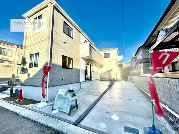 駐車スペースは2台分あります!セカンドカーはもちろん、バイクや自転車なども置き場所に困りません。