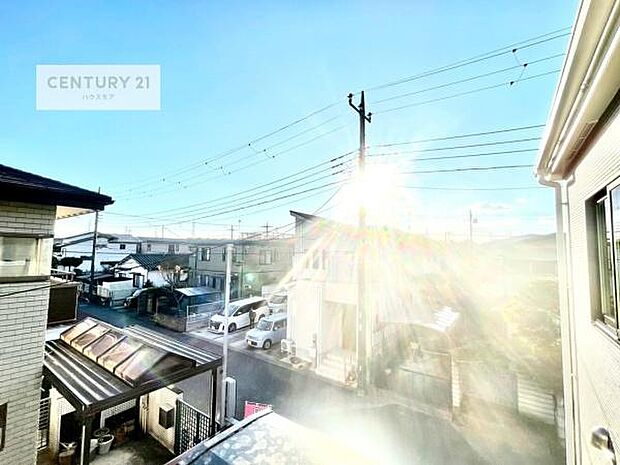 落ち着きある住宅街です！周囲には高い建物がなく、空が広く開放感があり、陽当たりを大きく遮られることもありません！気持ちの良い風が通り抜ける街並みです！